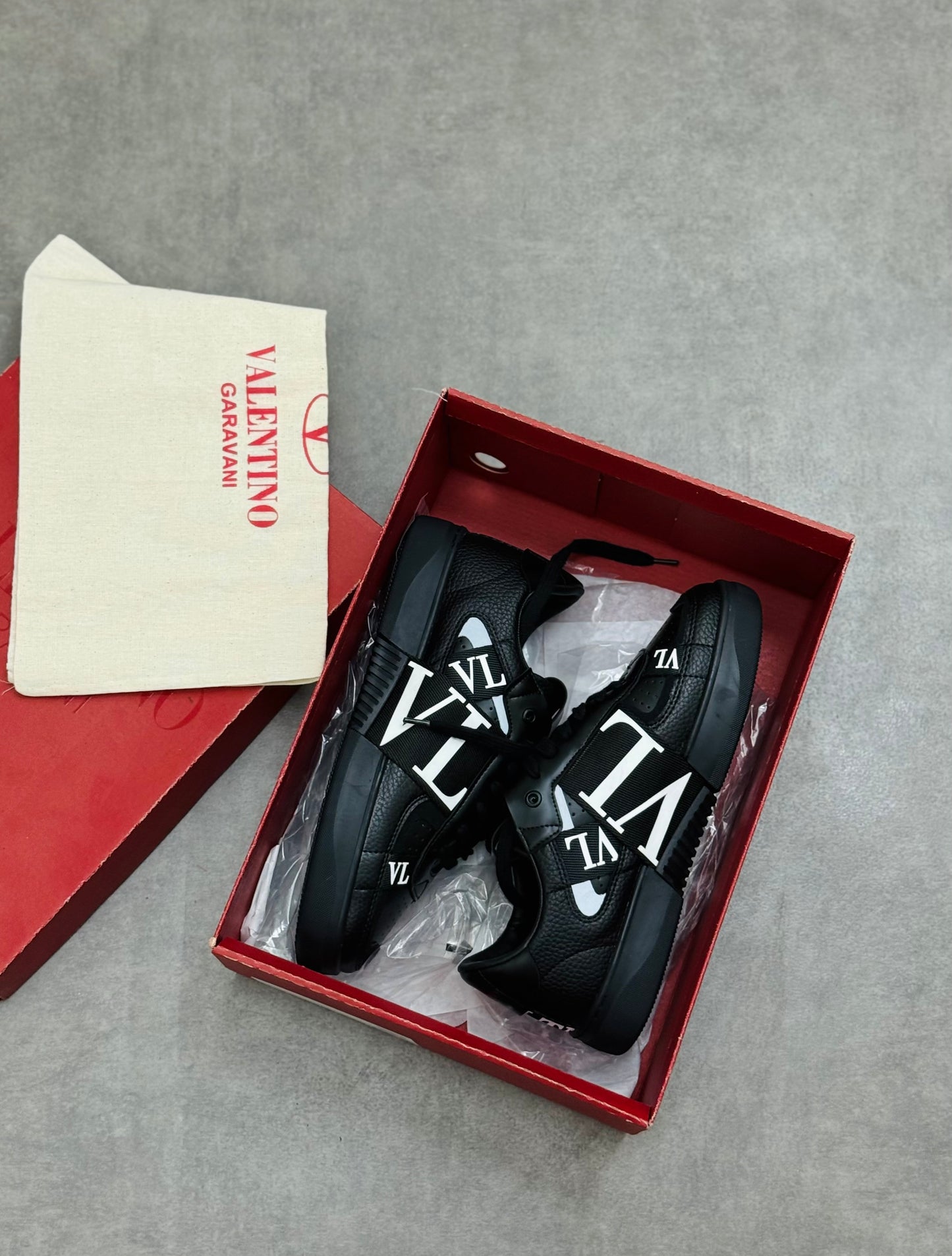 VALENTİNO GARAVANI SIYAH BEYAZ