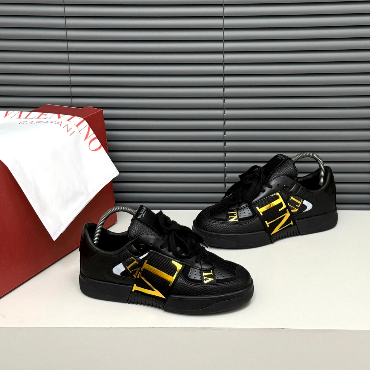 VALENTİNO GARAVANİ SİYAH GOLD SNEAKER