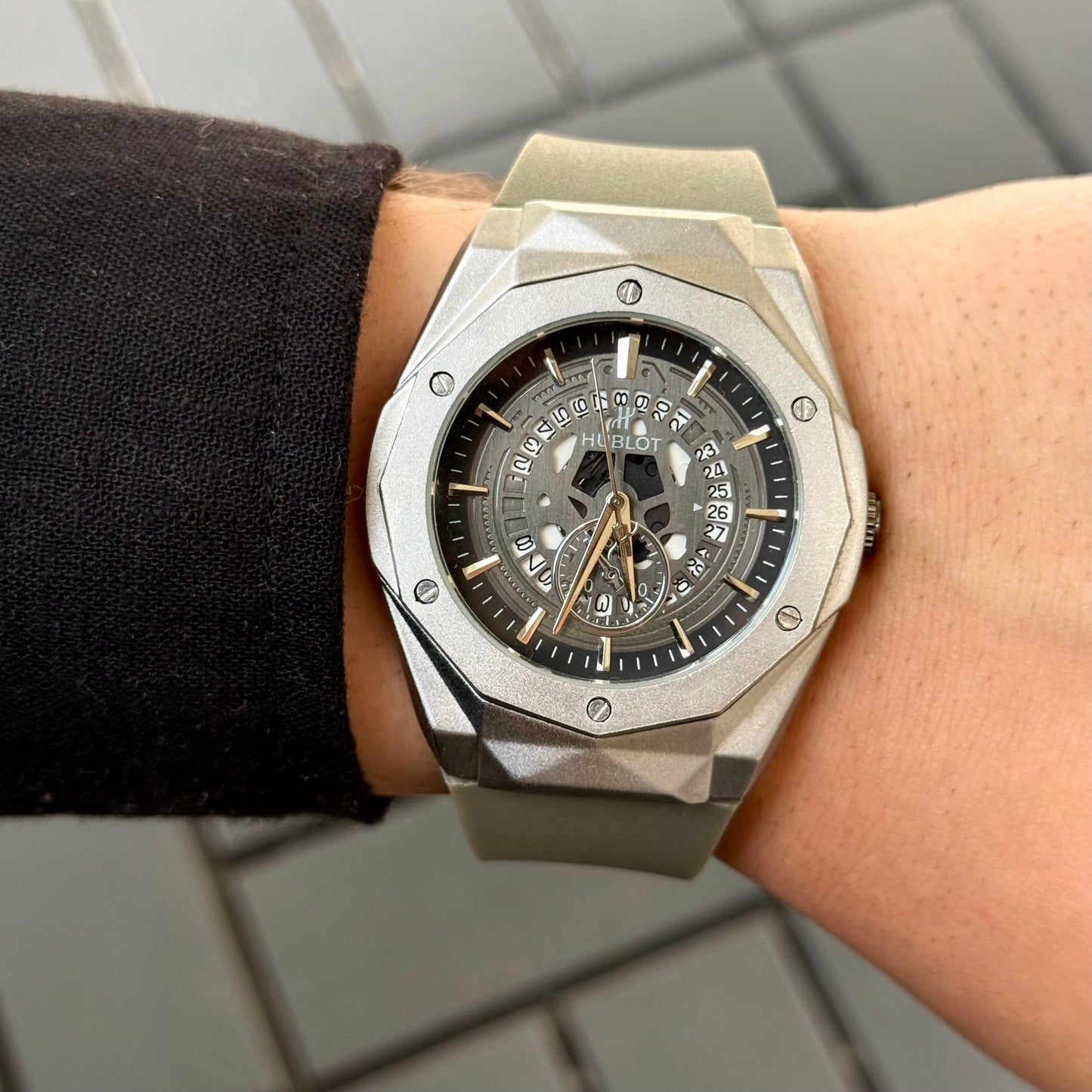 HUBLOT B-01 GRİ RENK SAAT